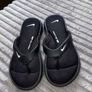 NIKE Comfort flip flop Sz 6 black like new